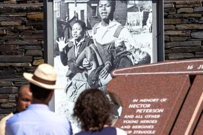 Johannesburg: Soweto, Dinokeng Culture and Wildlife Day Trip