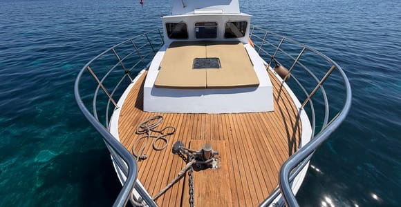 Private Classic Duffy Boat Charter to Comino