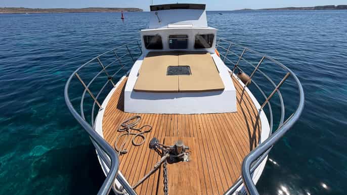 Fretamento de barco clássico Duffy particular para Comino