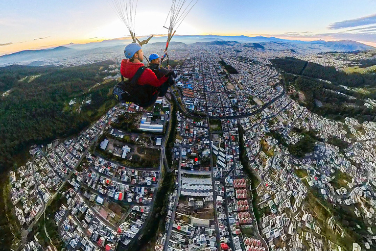 Quito: Paragliding Flight from the Teleférico with 360 Video