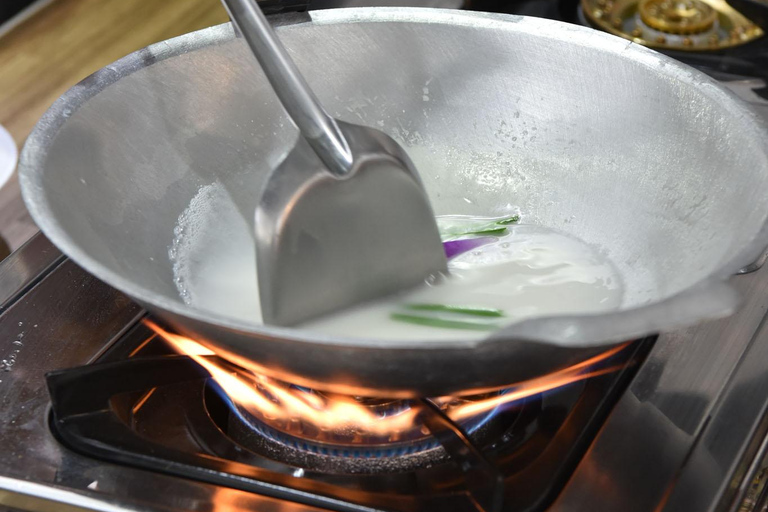 Sathon: Hands-on Thai Cooking Class & Market Tour in Bangkok