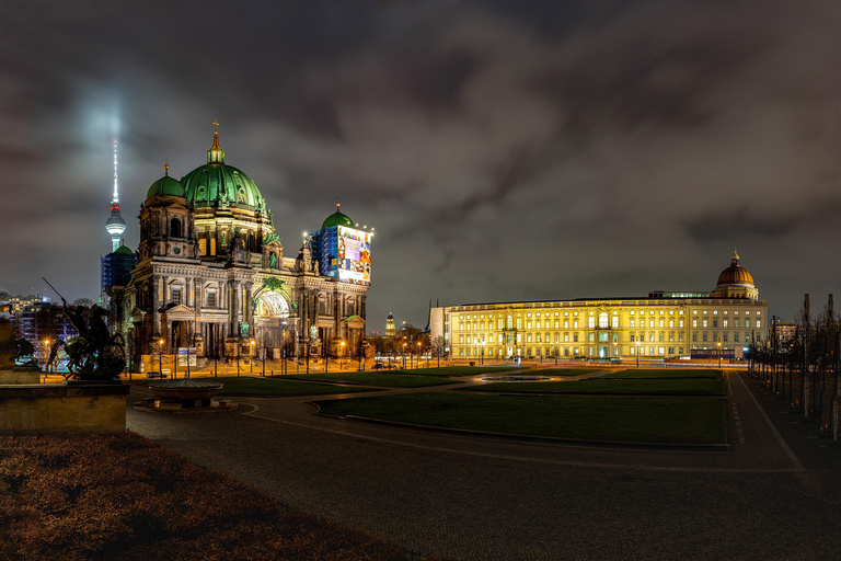 Berlin: City tour at night with illuminated sights