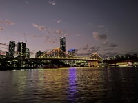 ブリスベン、ビュッフェ付きのシティライトディナークルーズ - Housity