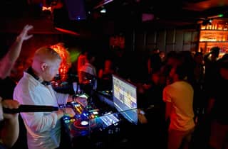 Amsterdam: Kneipentour zu Silvester und VIP-Club-Eintritt