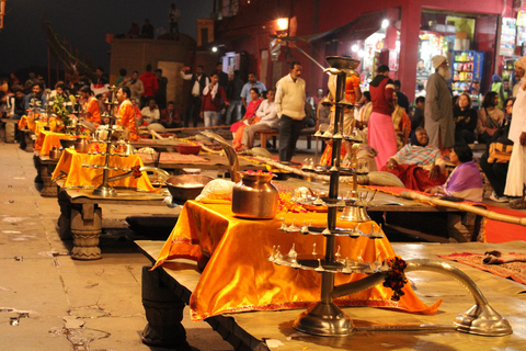 CERIMÔNIA DE ILUMINAÇÃO NOTURNA NO GHAT PRINCIPAL (GANGA ARTI)