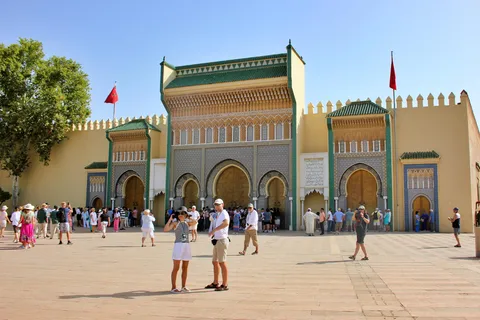 Fez: visita a la madraza Attarine, el palacio, la curtiduría, el zoco y la medina.