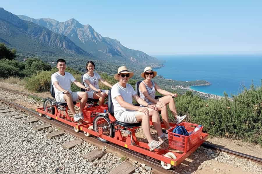 Athen: Hin- und Rücktransfer zum Railbiking mit Eintrittskarten. Foto: GetYourGuide