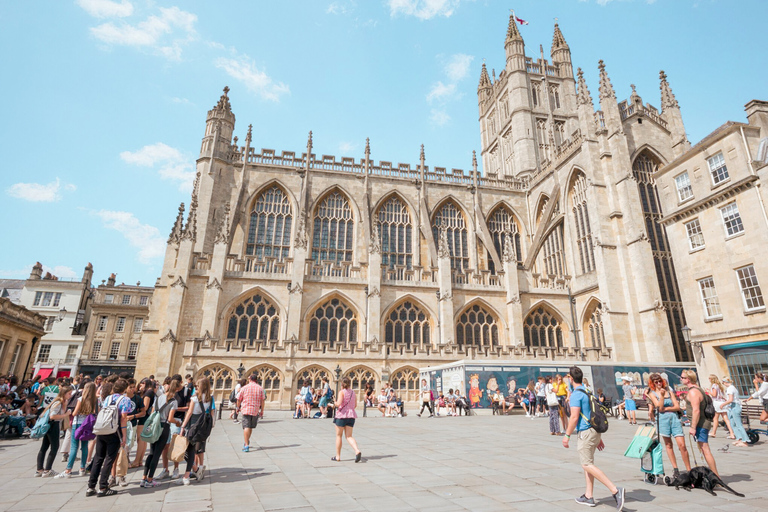 Londres : journée à Stonehenge, Windsor et Bath en busVisite avec billets pour Stonehenge et le château de Windsor