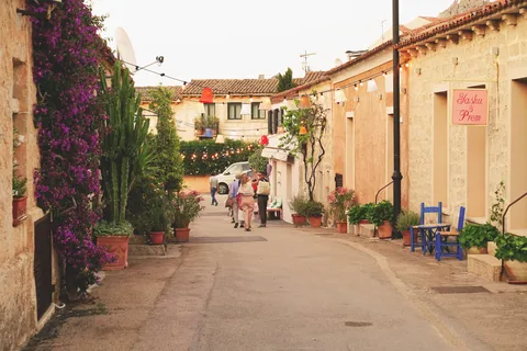 San Pantaleo: Walking Tour with Aperitif