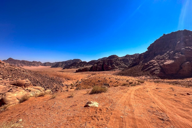Wandeling Jebel um e'ddami of Jebel Hash - Hoogtepunt van Wadi RumWandelen - Uitzicht vanaf de berg Jebel um e'ddami - dagtocht