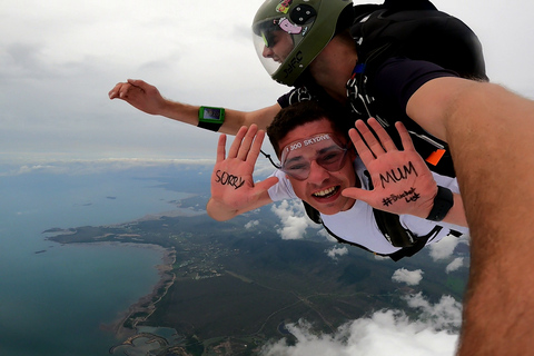 Airlie Beach: Experiencia de paracaidismo en tándem con aterrizaje en la playa