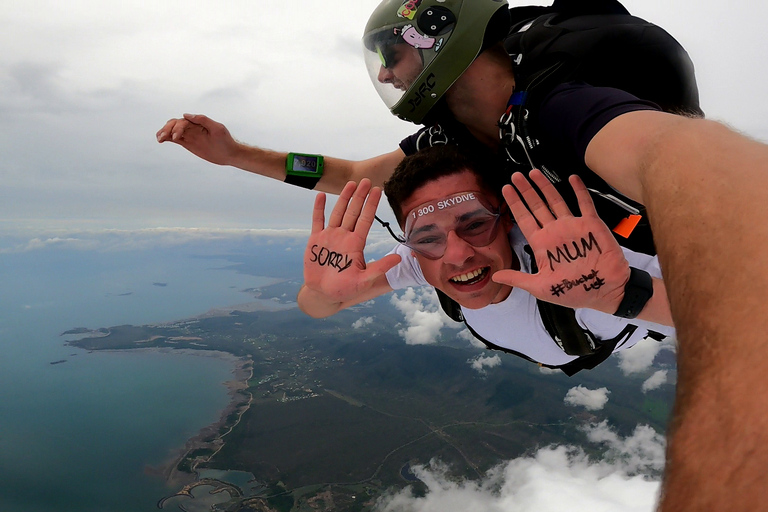 Airlie Beach: Tandem-Fallschirmspringen mit Strandlandung