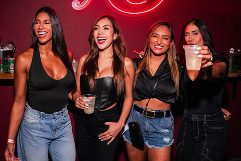 Barcelona: Pubcrawl with VIP Entry to Rooftops and Nightclub