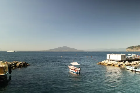 Sorrento: Kystkrydstogt med Gozzo-båd med svømmetur og Limoncello