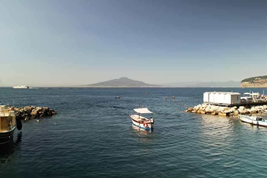 Sorrento: Gozzo-Boot-Küstenrundfahrt mit Schwimmen und Limoncello