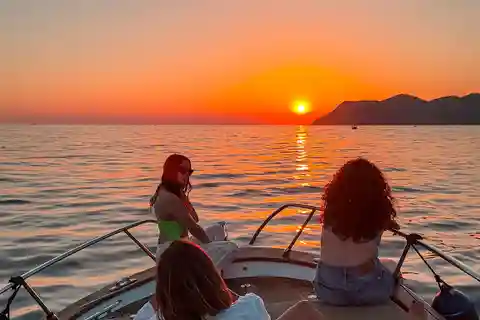 Depuis Manarola : Tour en bateau privé au coucher du soleil dans les Cinque Terre
