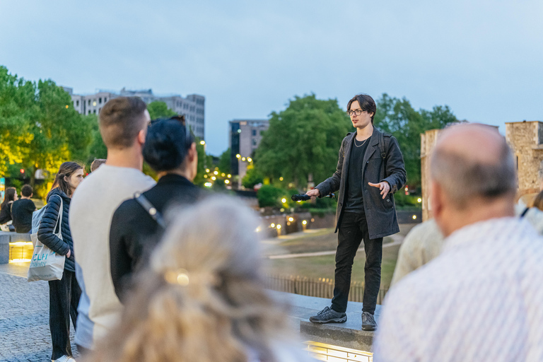 Londra: Passeggiata dei fantasmi e giro in barca sul TamigiPasseggiata con i fantasmi e giro in barca sul Tamigi in inglese