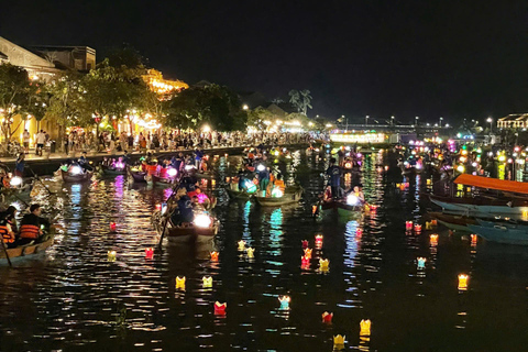 Hoi An: Giro in barca sul fiume Hoai con lancio di lanterne floreali