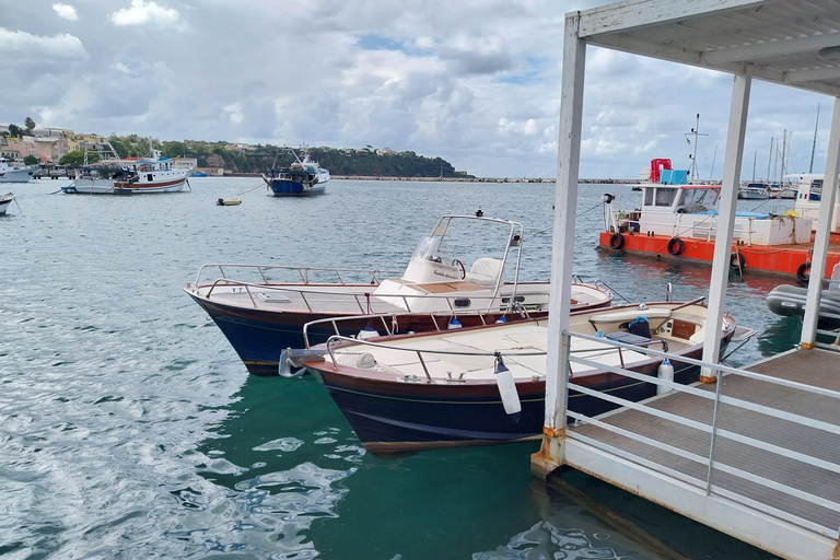 Procida : Excursion en bateau privé avec vue sur la mer et plongée en apnéeProcida Vue sur la mer