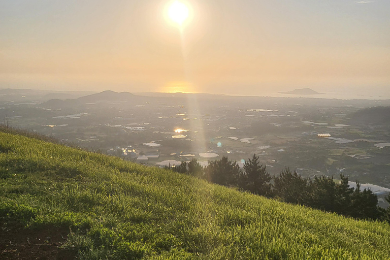 Jeju: ruta de senderismo por un pequeño volcán al amanecer (3 horas, recogida)Jeju: Sunrise Small Volcano Hike (3 Hours, Pick-up)