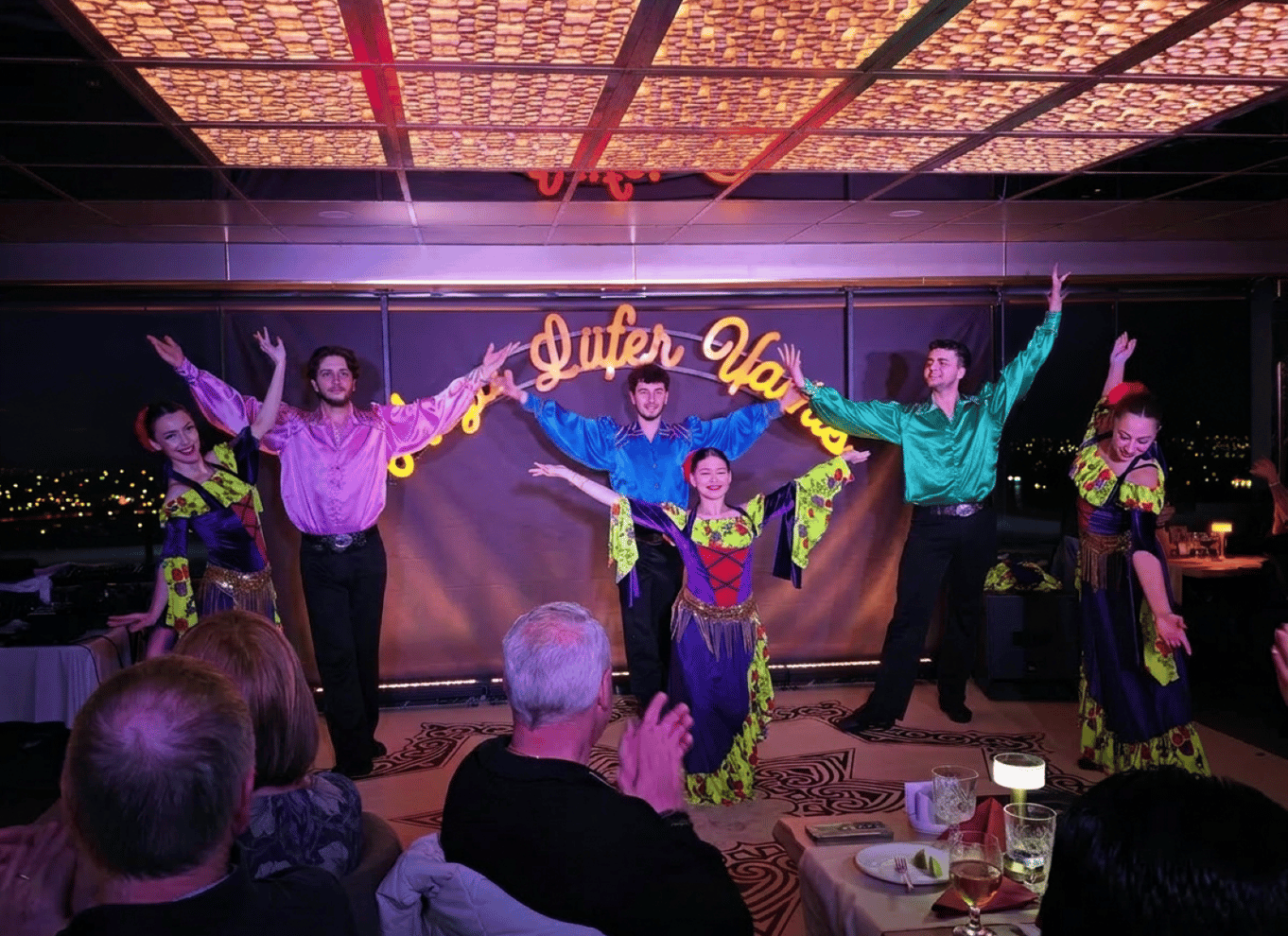 Istanbul: Bosporus-middagscruise og show med privat bord