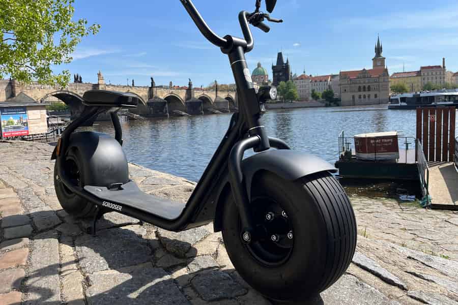 Prag: 3-stündige Fat Tire E-Scooter-Tour. Foto: GetYourGuide