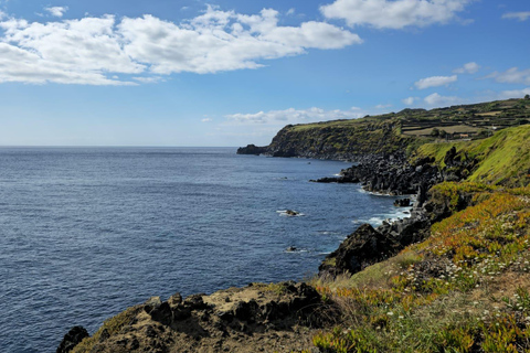 Spaziergang entlang der Küste der Insel Terceira