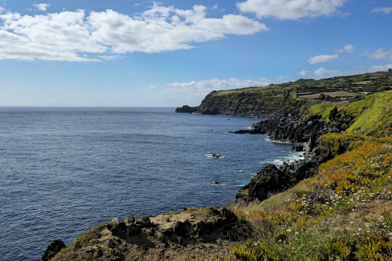 Promenade le long de la côte de l&#039;île de Terceira