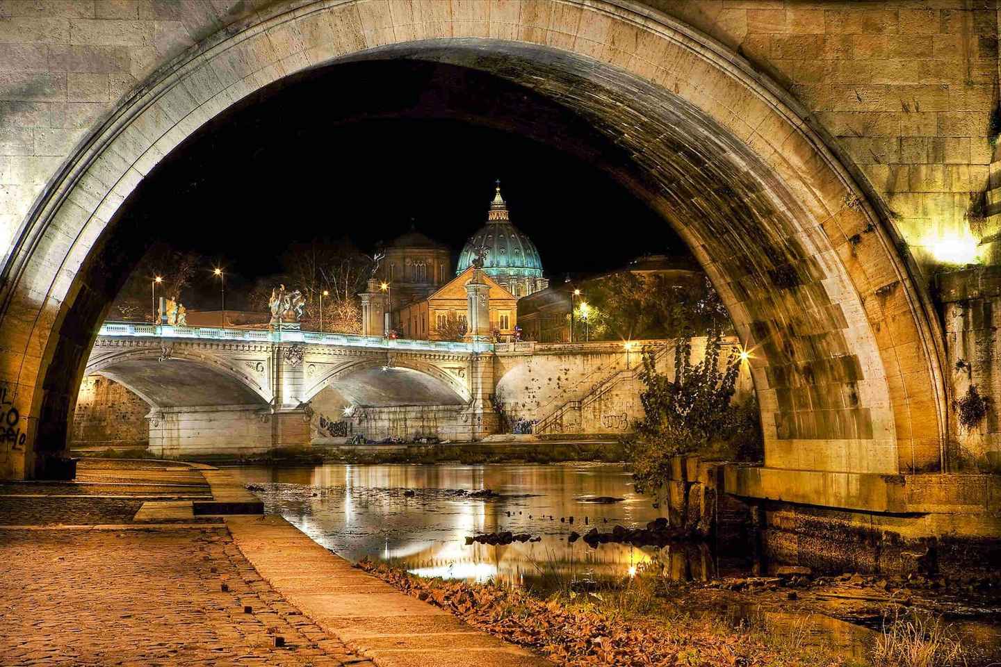 Rome: Chauffeured Tour by Night with Food Tasting and Wine