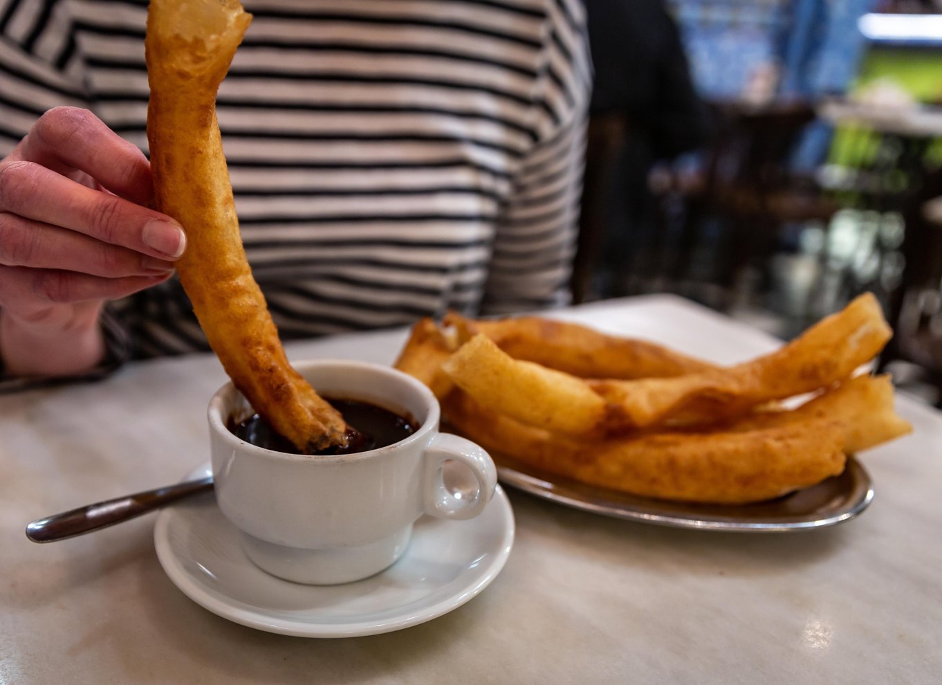 Sevilla: Madtur med 10 smagsprøver af tapas, skinke, churros