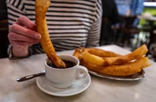 Sevilla: Foodtour mit 10 Verkostungen von Tapas, Schinken, Churros