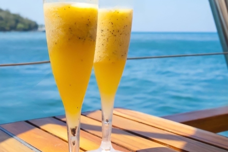 De Cancun à Isla Mujeres : Coucher de soleil sur un yacht privé de luxeEscapade en yacht de luxe (groupe moyen)