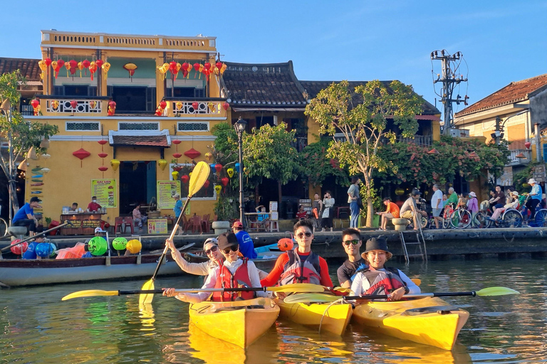 Hoi An: Sunset Kayaking Tour to Lantern Town
