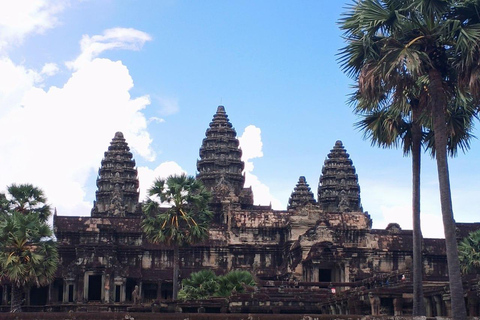 Wschód słońca w Angkor Wat z grupą współdzielącą