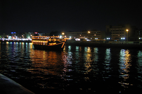 迪拜单桅帆船巡游码头晚餐及交通迪拜单桅帆船巡游，美景环绕，尽享美食