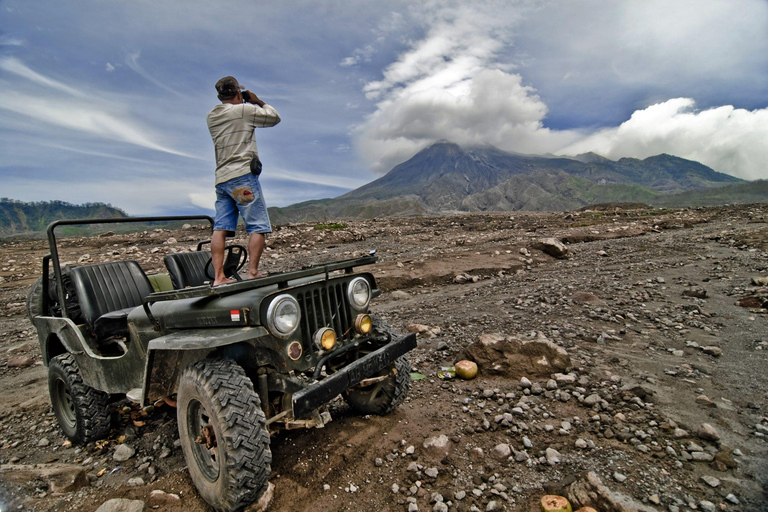 Aventure en jeep sur le volcan MerapiAvec transfert depuis la ville de Yogyakarta