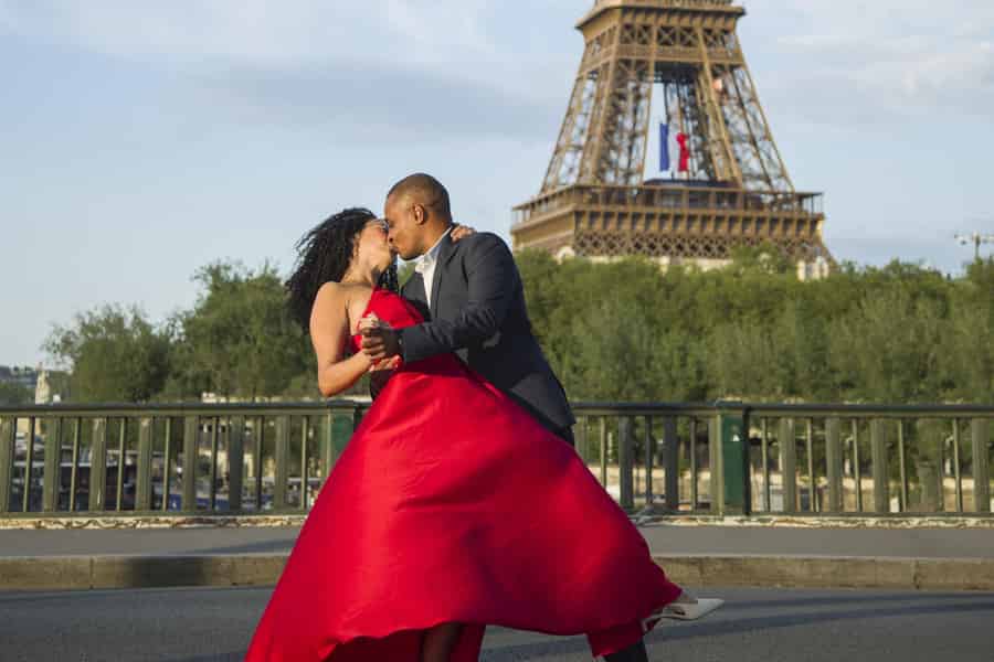 Paris: Privates Fotoshooting am Eiffelturm. Foto: GetYourGuide Paris: Privates Fotoshooting am Eiffelturm. Foto: GetYourGuide