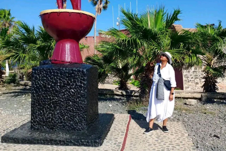 Saly: Dakar City and Goree Island Tour with Pickup