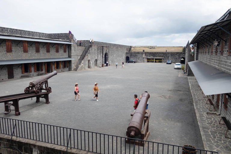 Caminar y explorar la ciudad de Port Louis: tour guiado a pieCamina y explora la ciudad de Port Louis: tour guiado a pie