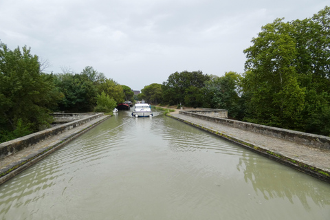 Private gourmet cruise on the Canal du Midi Private gourmet day cruise on the Canal du Midi