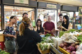 Bangkok: Praktischer Thai-Kochkurs & Markttour in Sathon