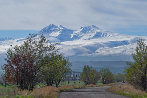 Mount Aragats-Saghmosavank Klooster-Alphabet Park