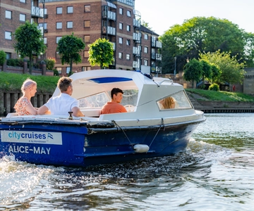 York: Zelf-Steerboot Verhuur