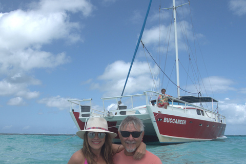 Grand Cayman: Catamaran Cruise with Stingray City & Snorkel