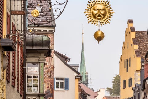 Konstanz Stadtführung: Ein Blick nach oben – Erker, Bilder & Skulpturen