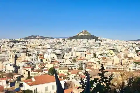 Athens: Walking Tour with Shopping, Coffee, and Snacks
