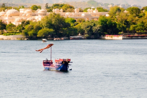 Van Udaipur: privérondleiding door de stad van de meren door UdaipurAlleen privévervoer en gids