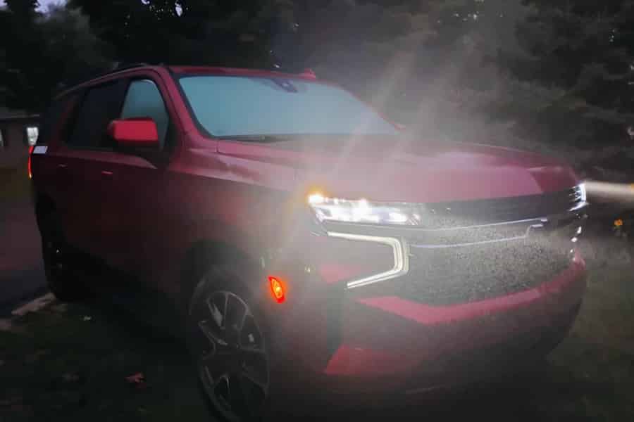 Weintour OHNE BUS in einem kirschroten Chevy Tahoe RST. Foto: GetYourGuide