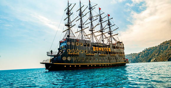 Antalya/Kemer: Luxury Pirate Boat Cruise with Lunch & Drinks