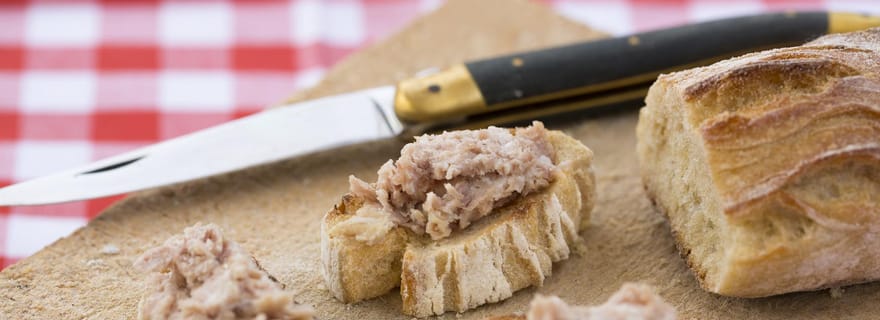 Sarlat: Private Walking Tour with Market Tasting by EXPLOREO